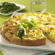 Открытый пирог с сыром и луком-пореем