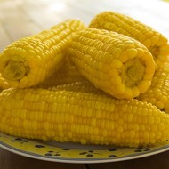 Отварная кукуруза в початках