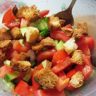 Овощной салат с гренками и уксусной заправкой