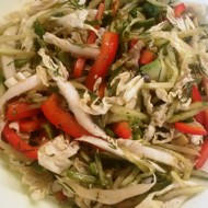 Овощной салат с авокадо, огурцом и пекинской капустой