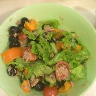 Овощной салат с консервированным тунцом