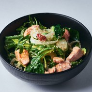 Овощной салат с лососем