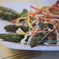 Овощной салат со спаржей, паприкой и дайконом