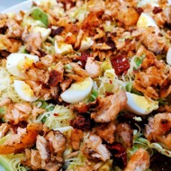 Овощной салат с сыром и лососем