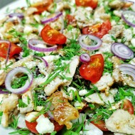 Овощной салат с беконом и пармезаном