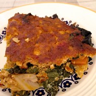 Овощная запеканка с творогом и томатным соусом