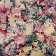 Овощной салат с киноа и брынзой