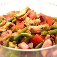 Овощной салат с мясом мидий