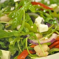 Овощной салат с рукколой и сыром фета