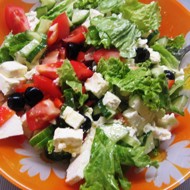 Овощной салат с сыром сиртаки и маслинами