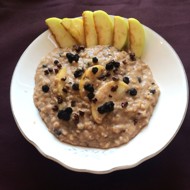 Овсяная каша с антоновкой, сушенной черникой и ревенем