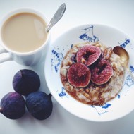 Овсяная каша с инжиром и теплым медовым соусом