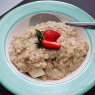 Овсяная каша с яблоком и корицей