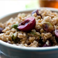 Овсяная каша с ягодно-фисташковым соусом