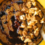 Овсяная каша с патокой, имбирем и грецким орехом