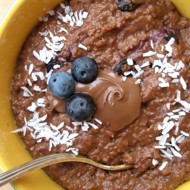 Овсяная каша с шоколадом, голубикой и кокосовой стружкой