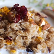 Овсяная каша с сушеной клюквой и белым шоколадом