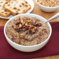 Овсяная каша с сушеной вишней и фундуком