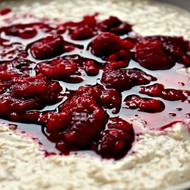 Овсяная каша на молоке с вареньем