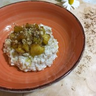 Овсяная каша с карамелизированными яблоками