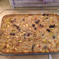 Овсянка, запечёная с яблоками, корицей и сухофруктами