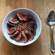 Овсяные хлопья с гранатом и инжиром