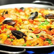 Паэлья с курицей, варено-копченой говядиной и морепродуктами