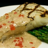 Палтус на гриле с приправой из желтых помидоров, красного лука и укропа