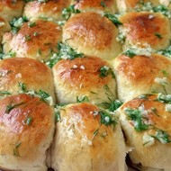 Пампушки с чесночным соусом