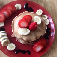 Панкейки с корицей, фруктами и сиропом