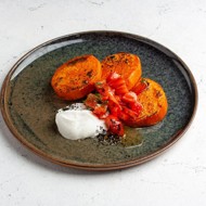 Панкейки из батата с постной сметаной и помидорами конкасе