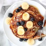 Панкейки с бананом и черникой