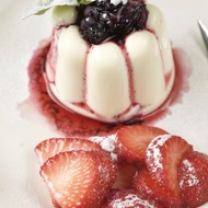 Панна-котта с черничным компотом