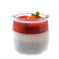 Панна-котта с клубникой и семенами чиа