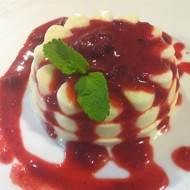 Панна-котта с ягодным соусом.