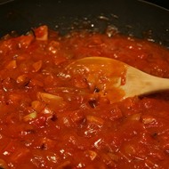 Паппарделле с сосисками, томатами, грибами и базиликом