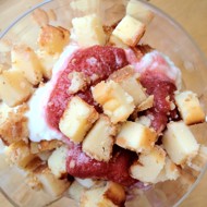 Парфе с йогуртом и кубиками чизкейка в клубничном соусе