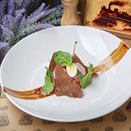 Парижский тартар из говядины с трюфельным айоли и гренками из ржаного хлеба