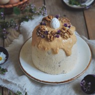 Пасха с вареной сгущенкой и грецкими орехами