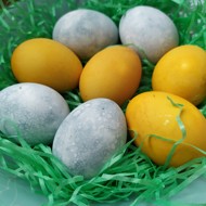 Пасхальные яйца, окрашенные в каркаде и куркуме