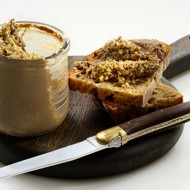 Паштет из куриной печени с морковью и орехами