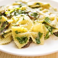Паста фарфалле с грибами и шпинатом в сливочном соусе