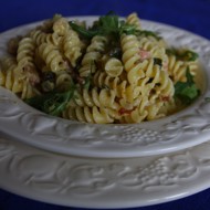 Паста фузилли с цукини и беконом