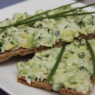 Паста из авокадо, сыра филадельфия и курицы