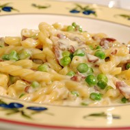 Паста с беконом и горошком