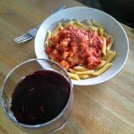 Паста с белой рыбой, томатами и лимоном