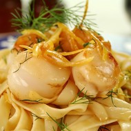 Паста с чесноком, гребешками и рукколой