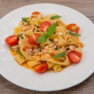 Паста с дорадой и помидорами черри