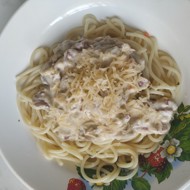 Паста с грибами и колбасой в сливочном соусе