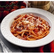 Паста с грудинкой, чесноком и помидорами